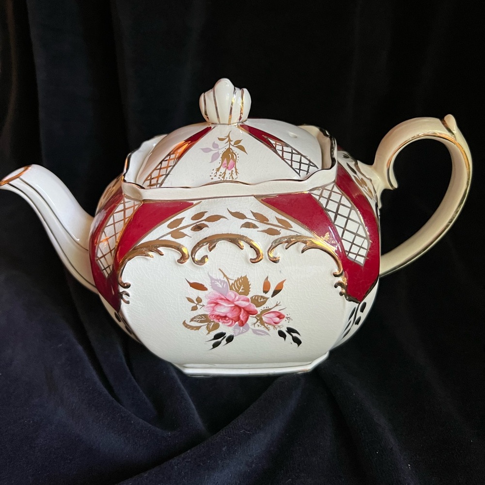 ***RARE*** 💐Vintage Sadler Cube Teapot. Roses, Heavy Gold, Red, 4 cup. England.